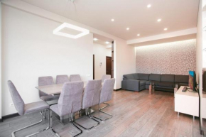 Nice 2 Bedroom apt near Malibu Garden